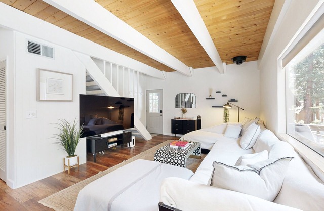 Cozy home with modern appliances, deck, BBQ, and Internet
