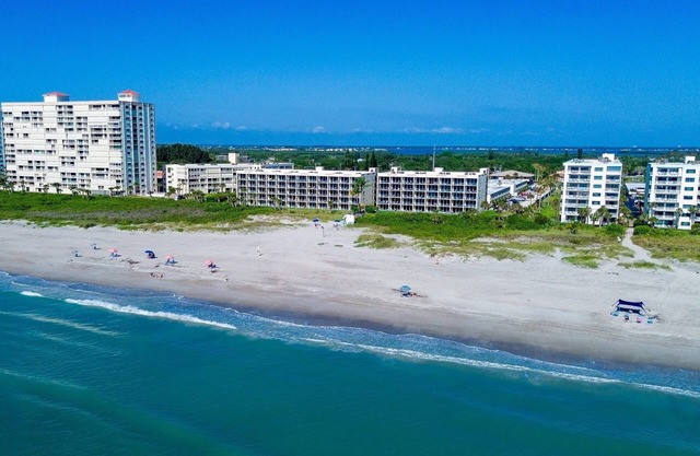 Cozy hotel in lovely Cocoa Beach with fitness room, beautiful ocean front patio