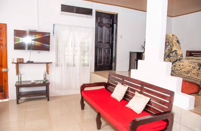 Cozy house in charming Quepos with AC, WiFi