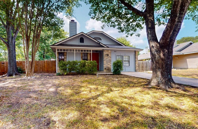 Cozy house in South Austin w/full kitchen, living room, WIFI, enclosed backyard