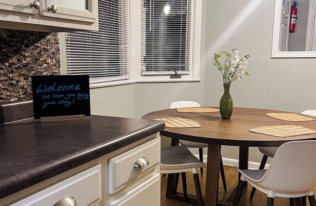 Cozy house near downtown Indianapolis, great capacity, spacious backyard.