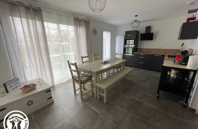 "Cozy House with Garden, Bike Garage & Modern Amenities, 8km from Beach"