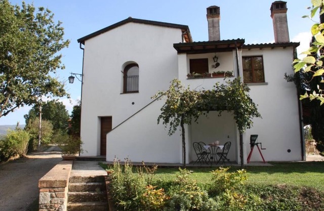 Cozy apartment in country home a few km from Arezzo
