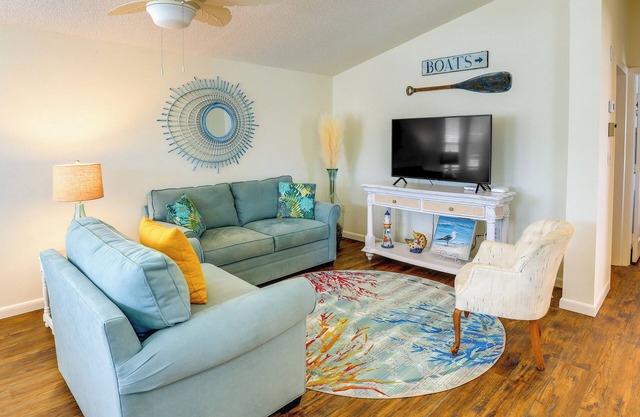 Cozy Jensen Beach Home: Pool Access, Walk to Beach