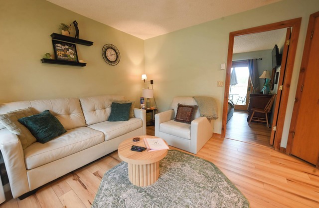 Cozy, KING BED, 1 bath, sleeps 4, FULL kitchen, washer and dryer, Pool, Wifi