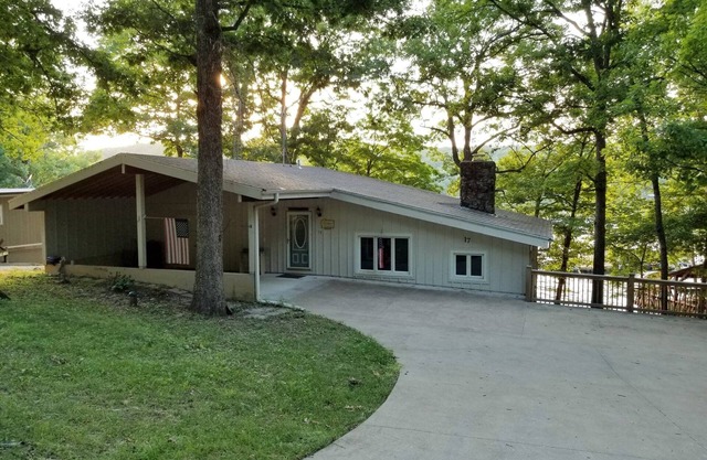 Cozy Lake Front Cottage w/dock, perfect family retreat!