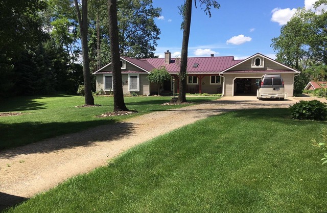 Cozy Lakefront house on Secluded Wooded lot on Private Lake