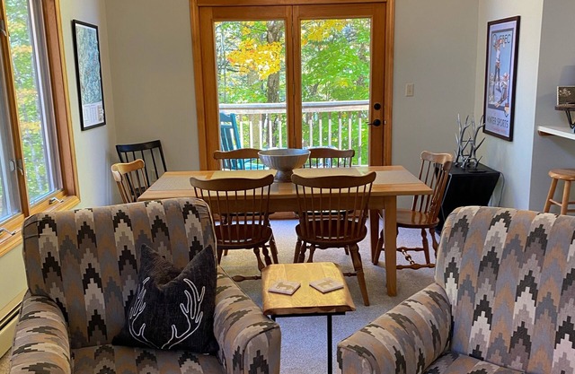 Cozy large ski condo, fireplace, family friendly, 1 mile to Loon, shuttle