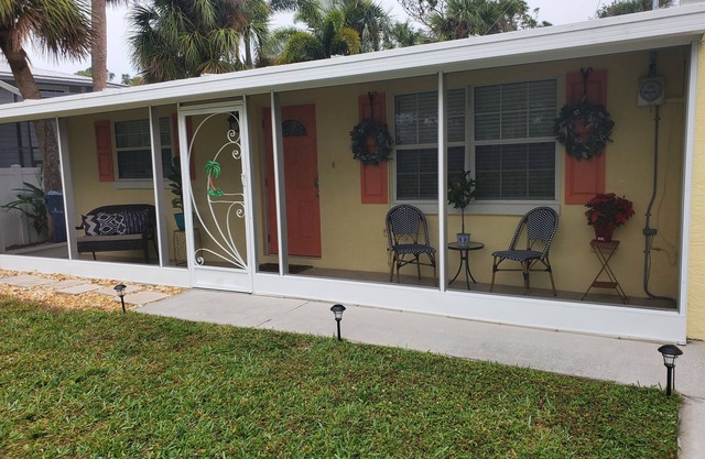 Cozy Lemon Cottage.minutes from the beach and our annual Waterfest!