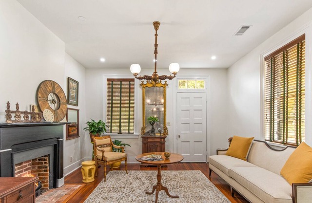 Cozy " Little Brick" house, located downtown. Unique & walkable to everything!