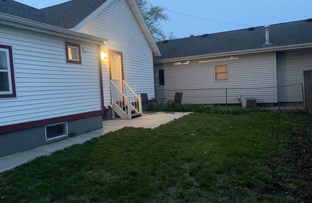 Cozy little house walking distance from downtown Ottawa - Window air units