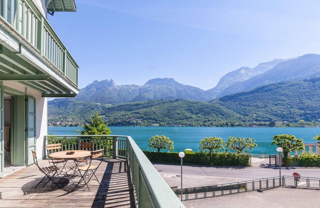 "Cozy Loft" with views and private access to Lake Annecy