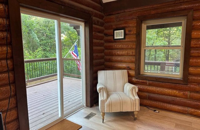 Cozy log cabin, 25 mins to Broadway