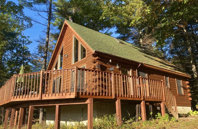 Cozy Log Cabin with Lake Views - Pet Friendly!