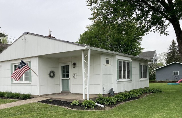 Cozy Lustron home in Beautiful Bellevue! Walk to the Mississippi!