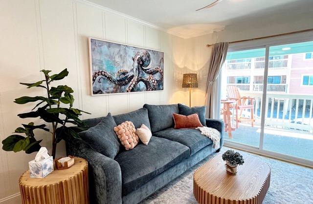 Cozy Luxe Beach Condo: Fully Renovated + Pool + Steps to Sand + Prime Location