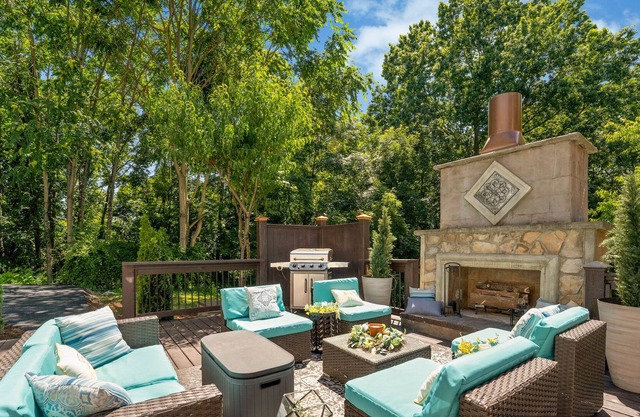 Cozy luxurious cottage tucked away in the woods near Arrington Vineyards!!!!