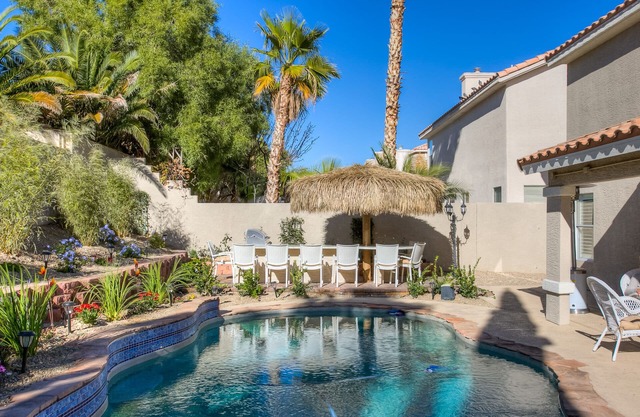 Cozy Luxurious Las Vegas Getaway w/Entertainer's Dream Yard 15 Minutes to Strip