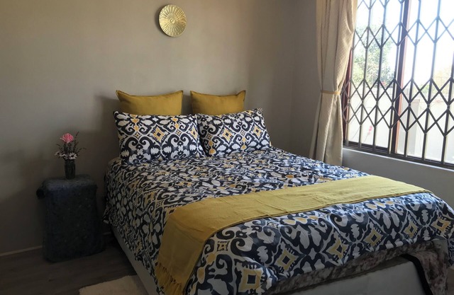 Cozy Luxury.Bedroom with en-suite modern bathroom in a safe, peaceful location.