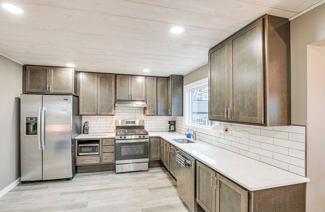 Cozy Maine Getaway: Covered Deck, Walk to Beach!