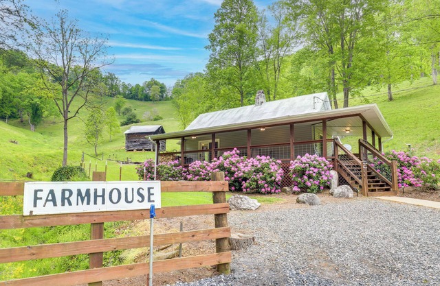 Cozy Mars Hill Farmhouse w/Scenic Views