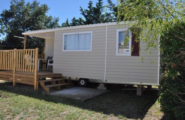 Cozy mobile home with terrace for 4 people
