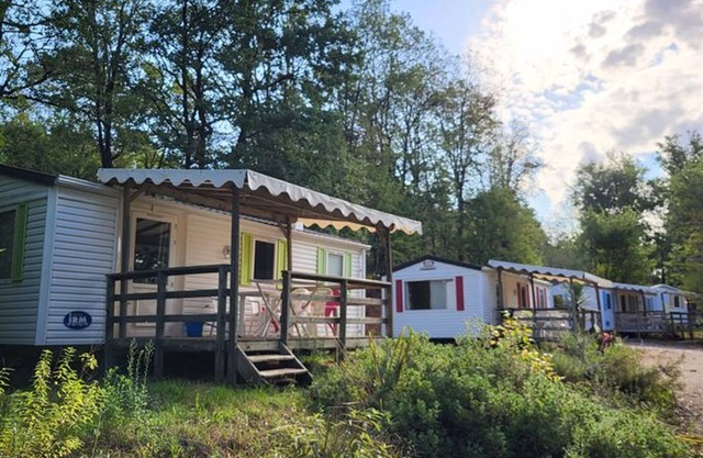Cozy mobile home with terrace for 4 people