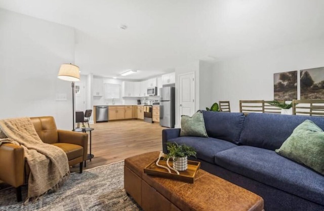 Cozy & Modern, 10 Min to Greenville + Private Deck