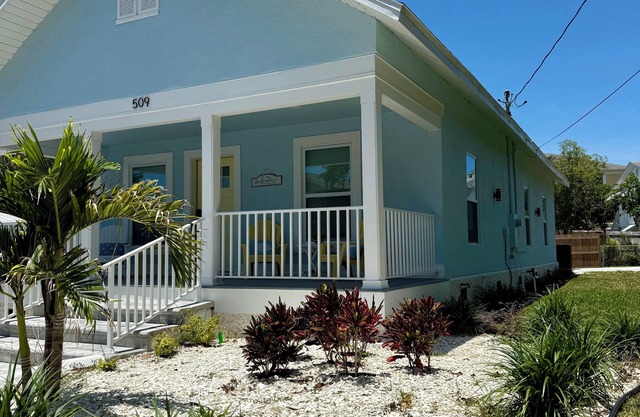 Cozy & Modern Coastal Retreat- Steps from the Sponge Docks!