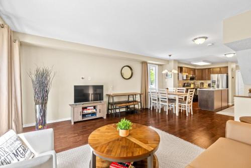 Cozy Modern Condo Near Downtown Ottawa with Free Parking and Patio