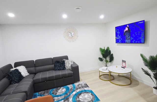 Cozy Modern & Spacious 2- Bedroom Southwest Calgary.