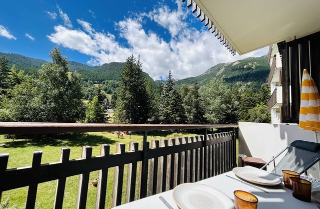Cozy Mountain Studio with Balcony, Near Ski Lifts and Shops, Sleeps 4