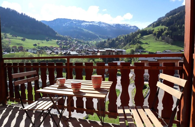 Cozy mountain apartment, 2-3 people, balcony, near shops