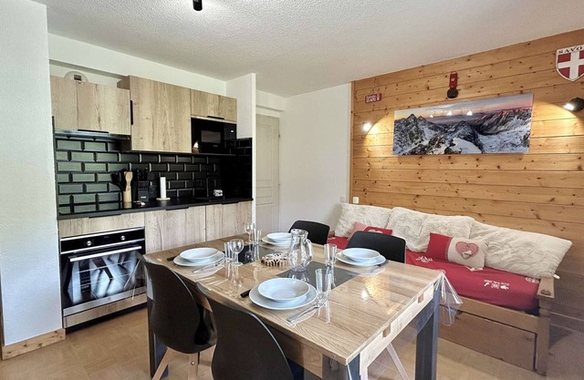 Cozy Mountain Apartment for 4 with Pool, Parking, and Ski Access in Flumet