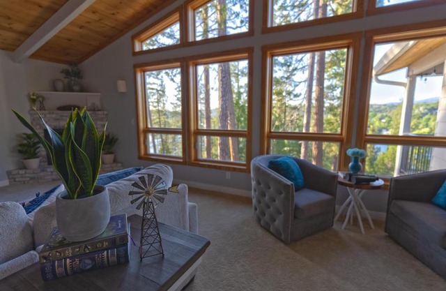 Cozy mountain retreat with lake views near Yosemite