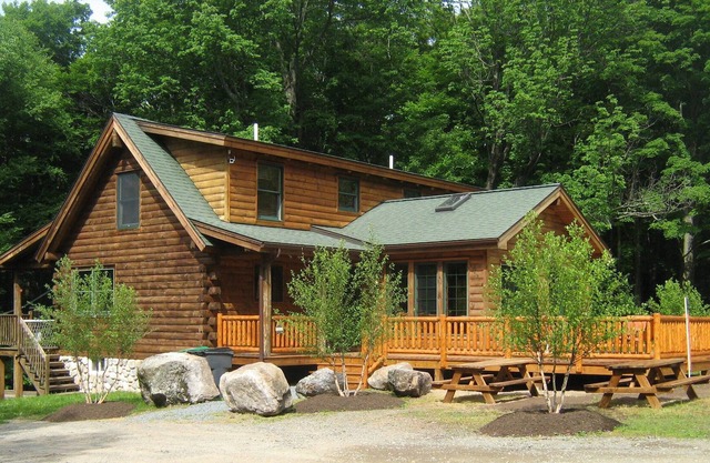 Cozy Mountain Top Log Home on Private 50 Acre Woodland. Your Retreat Awaits.