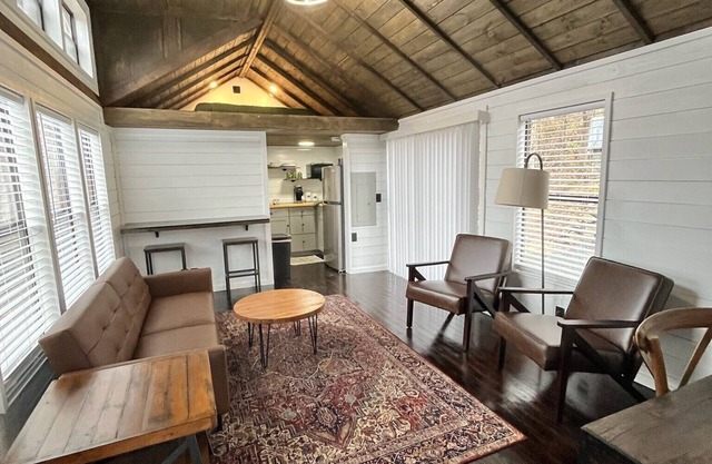 Cozy Mountainside Cottage along the Green River with the comforts of home!