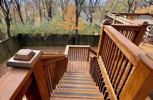 Cozy Mountaintop Retreat: Your Fayetteville Getaway, 5 min from Downtown & UofA