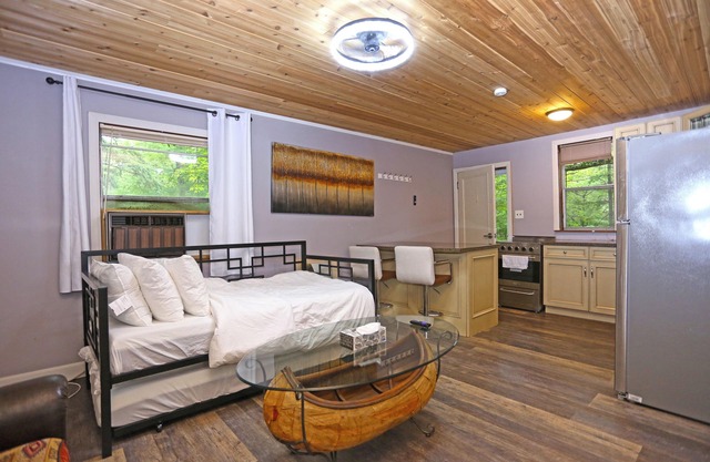 Cozy Muskoka Getaway right on the River!