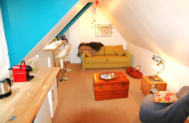 Cozy nest with sea view and close to the beach