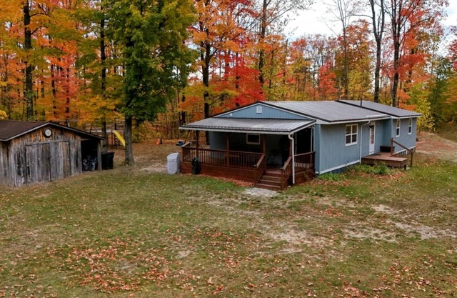 Cozy northern Michigan cottage. 10 min to Torch Lake.