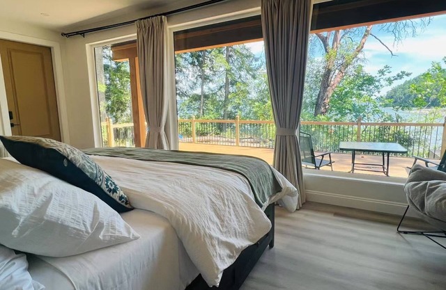 Cozy Oceanfront Studio with King bed/Beach Access