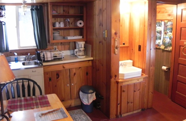 Cozy one room cabin with kitchenette