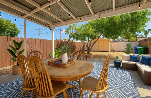 Cozy Pet Friendly Escape with Outdoor Dining