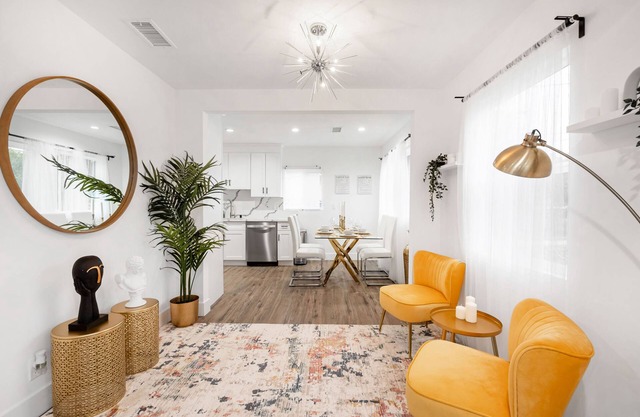 Cozy Private 3 Bd House in North Hills w/backyard