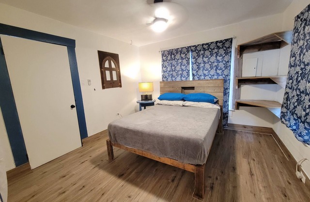 Cozy private cottage only 2 miles to downtown & ATT center