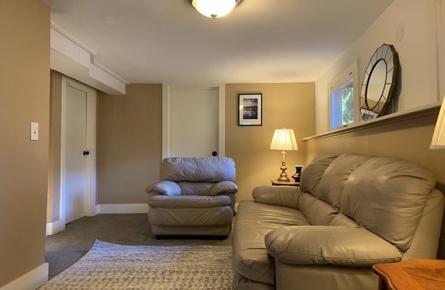 Cozy Private Suite near U-District + Free Parking & fast Internet