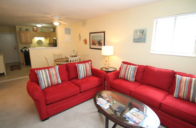 Cozy, Private, Gated, Hilton Head Location with Great Views. Steps to the beach