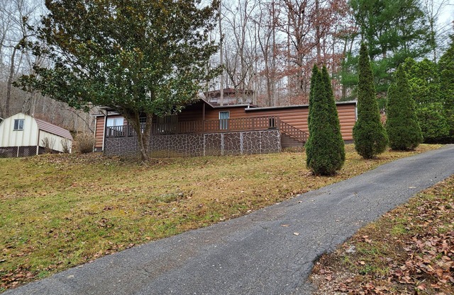 Cozy, quiet home with a 1 minute walk to Blue Springs Boat Dock Marina