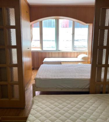 Cozy Quiet Traditional Chinese double Room in Central Shanghai Near Hongqiao Pud'ong Airports Sleeps up to 1-5